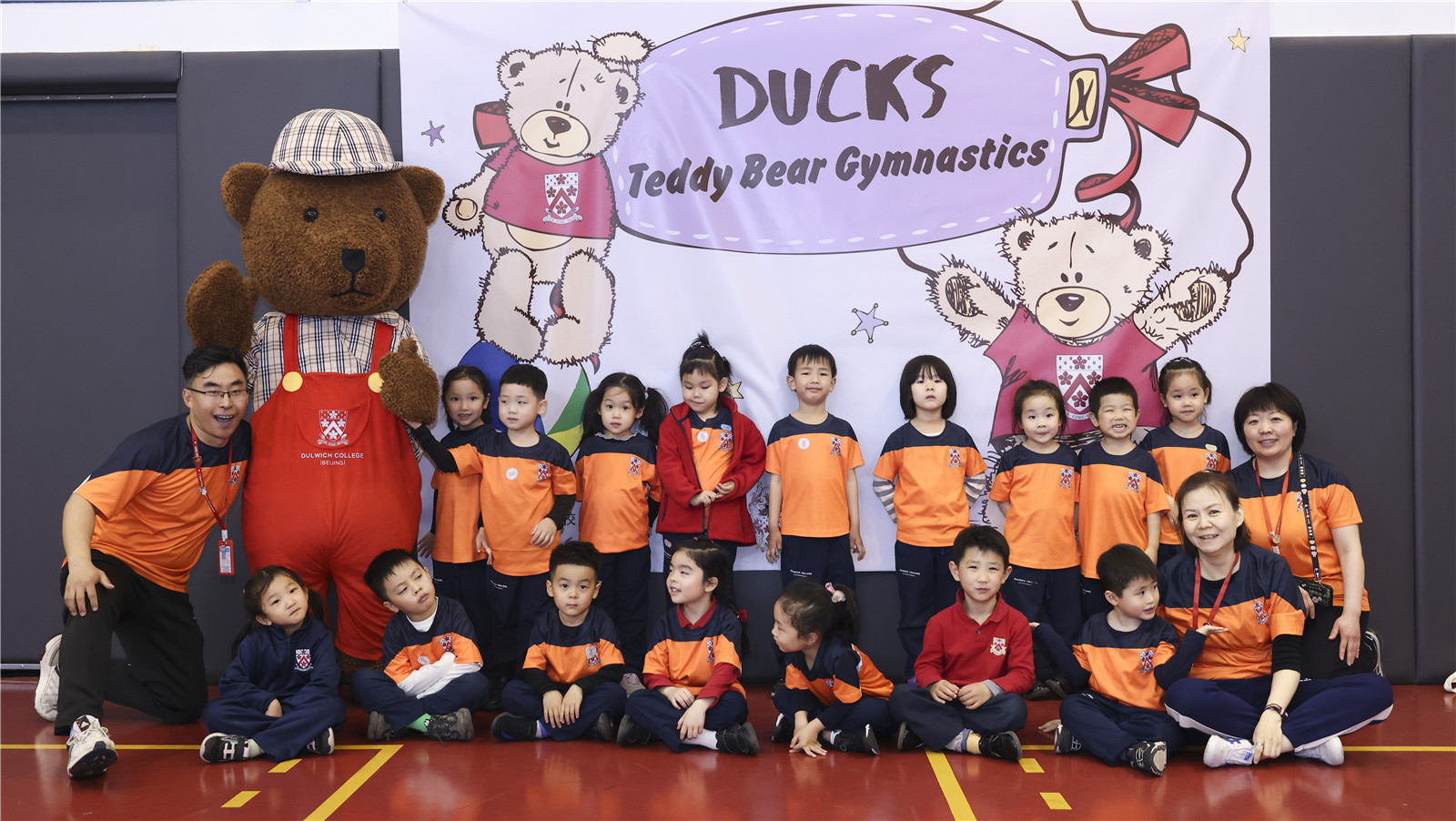 Oliver Du 和学生在泰迪熊运动会上