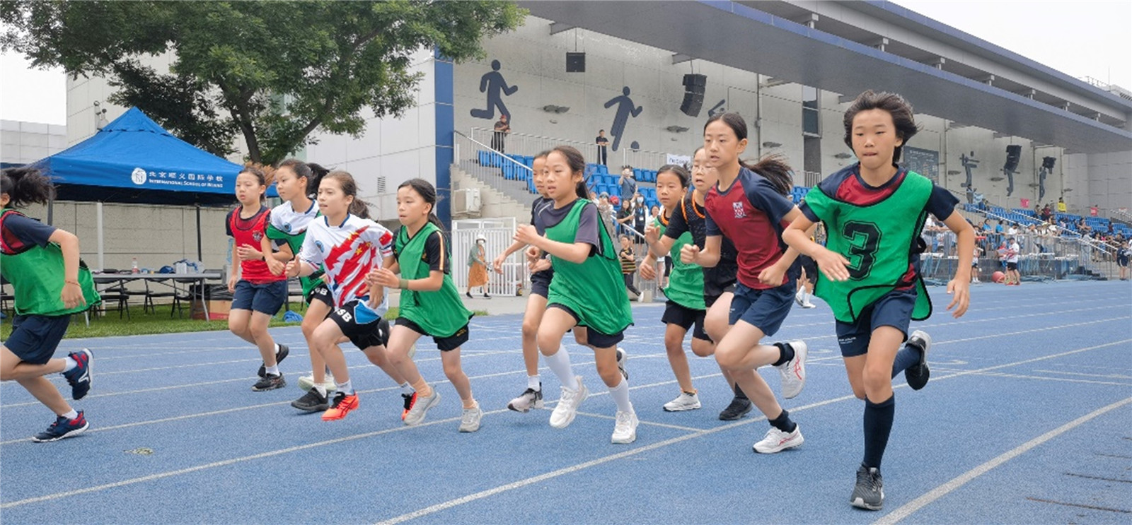 北京德威小学部学生在FOBISIA田径比赛中