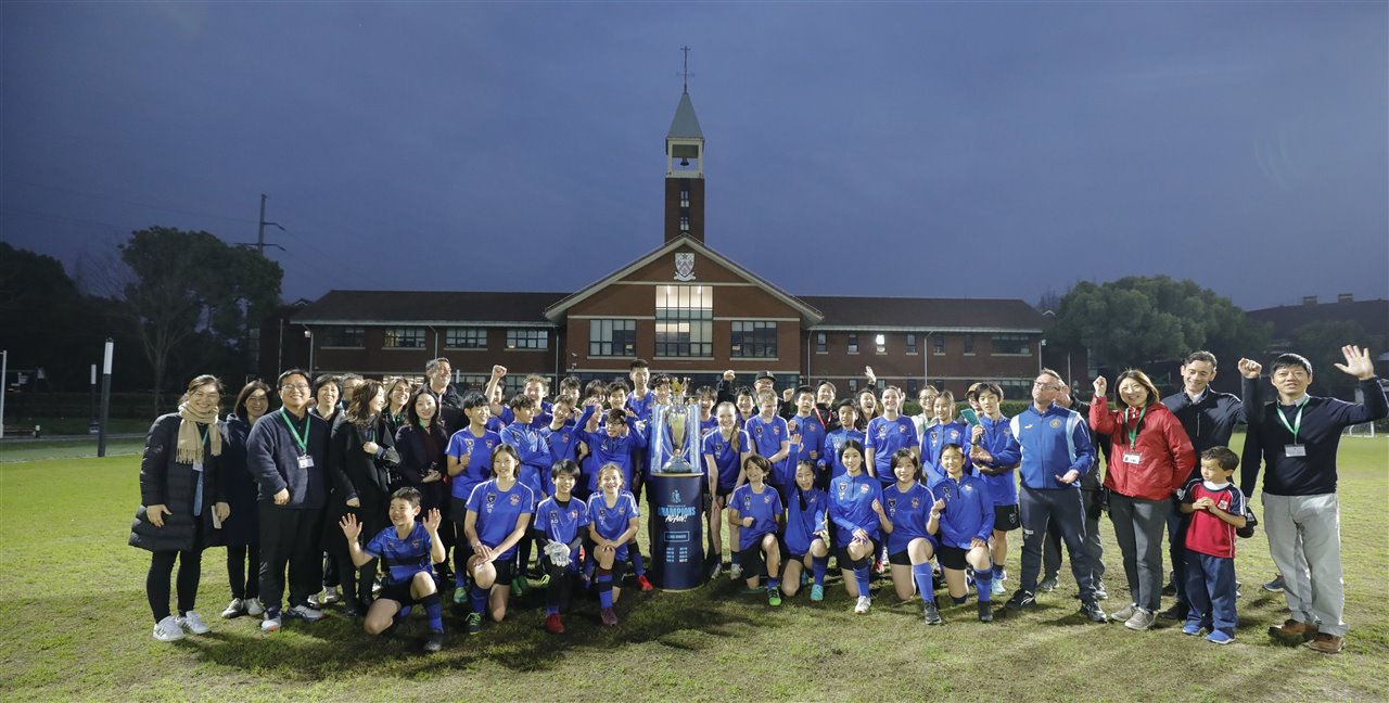 Man City football Legend Paul Dickov visits Dulwich Pudong along with the English Premier League Trophy.