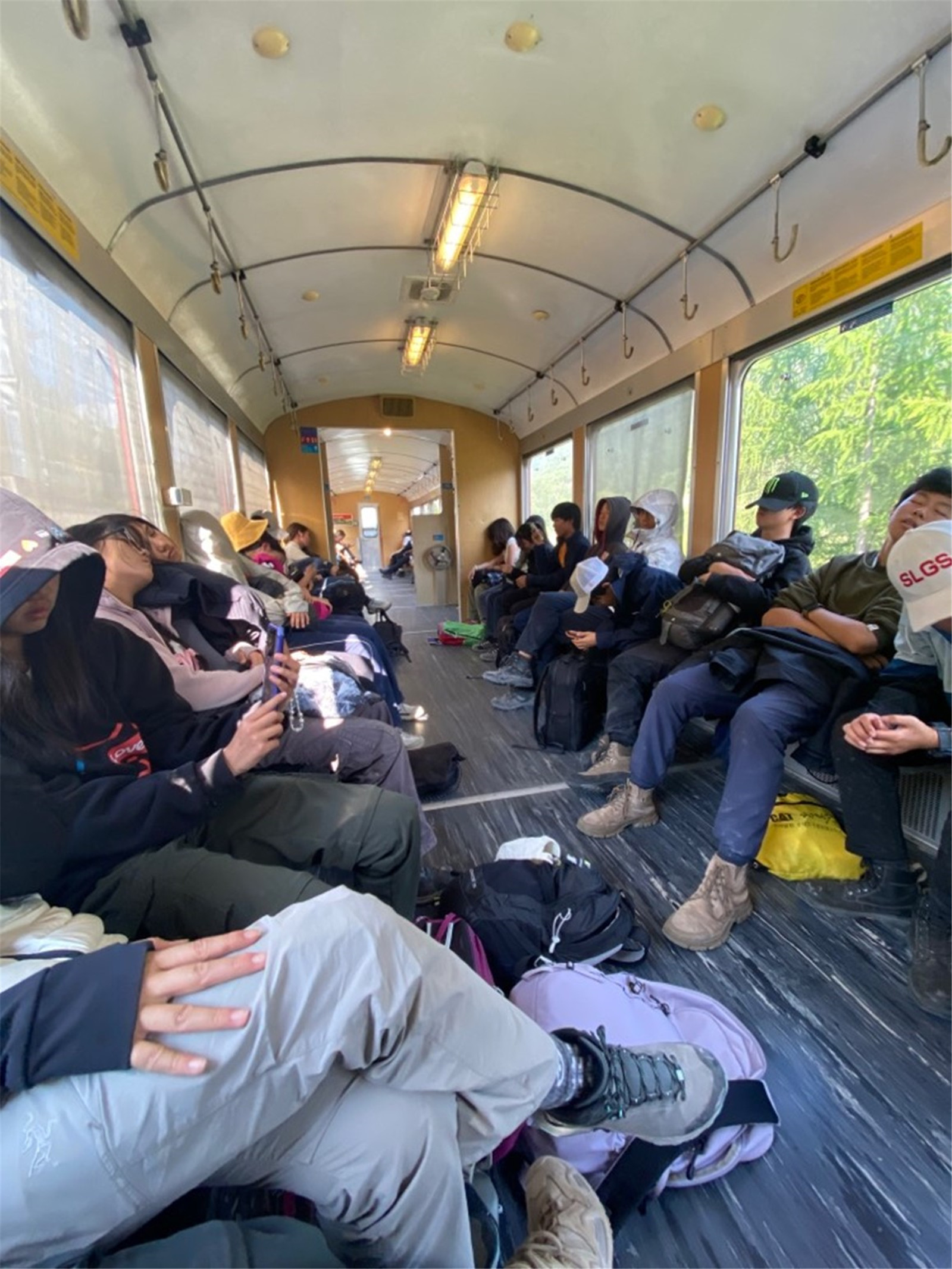 在冰川徒步后，学生们累得在回程的火车上睡着了。