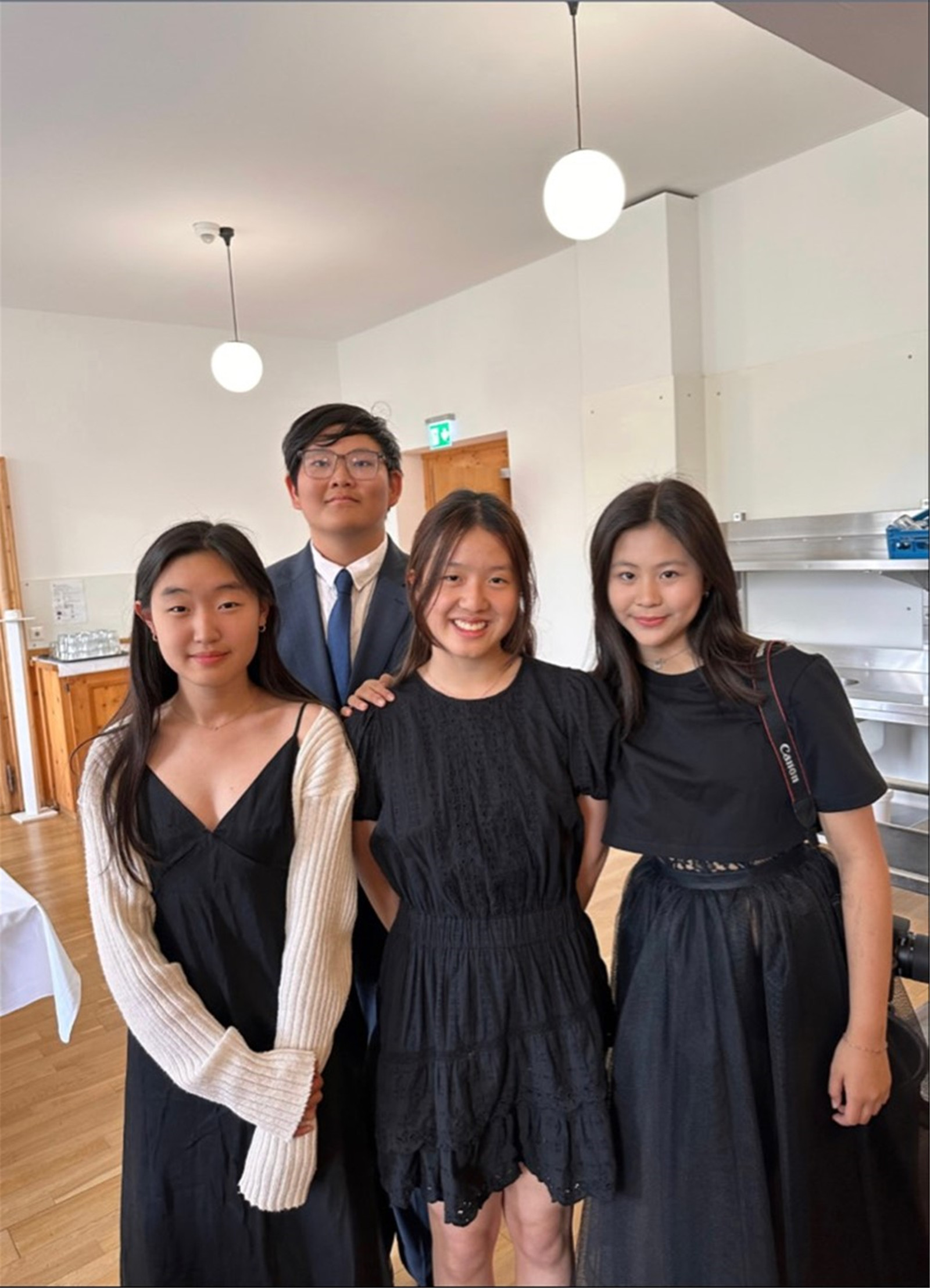 Hannah、Wansan（来自上海）、Kalli和Gabby（右）组成的“领导小组“团队，负责为学生策划活动，包括谋杀悬疑游戏。