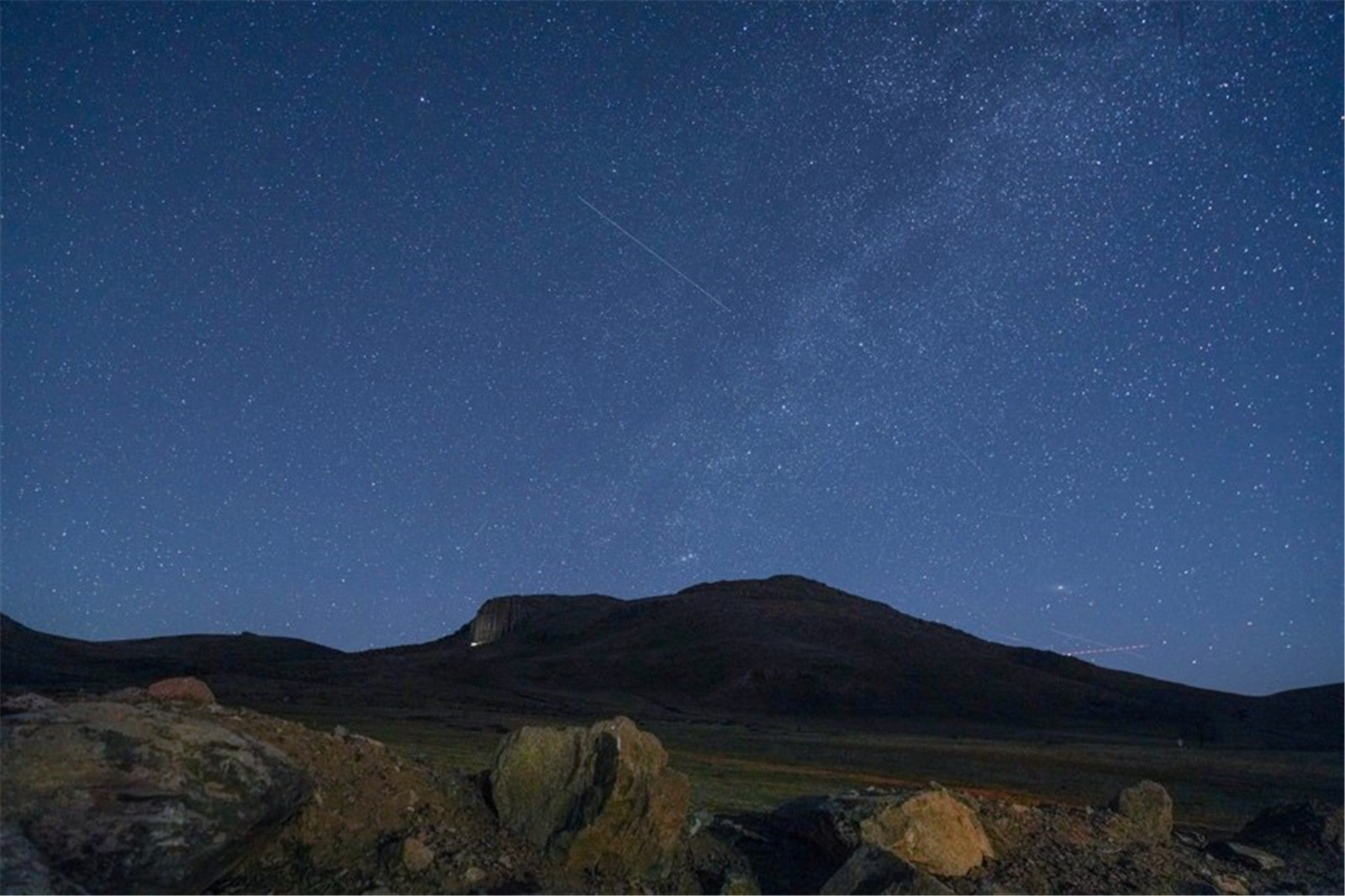 内蒙古的星空提供了众多星座的壮丽景色，非常适合观星相。
