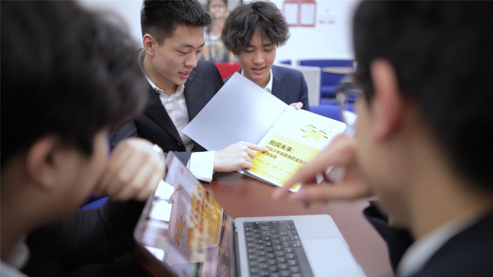 北京德威学生通过触光者项目帮助视障青少年获取金融知识