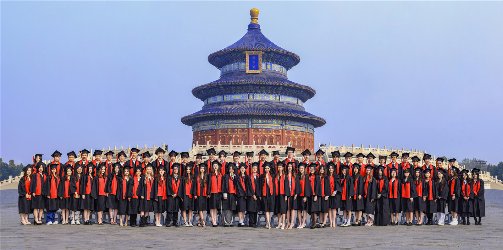 北京德威2024届毕业生在天坛合影