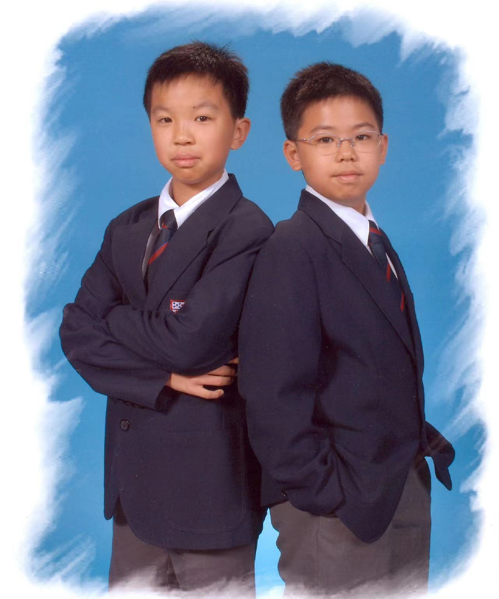 Kim和他的弟弟Ben在学校拍摄照片