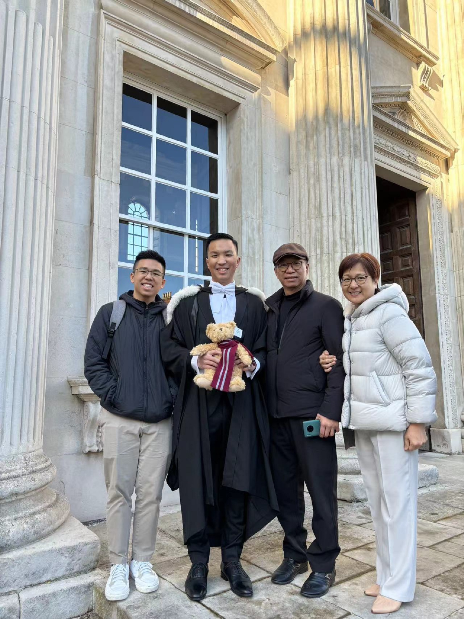 剑桥大学毕业典礼，Kim与家人