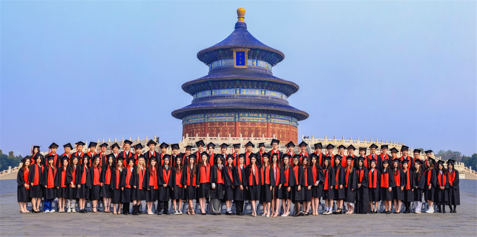 2024 年 4 月 11 日，2024 届北京德威毕业生在天坛拍摄毕业照