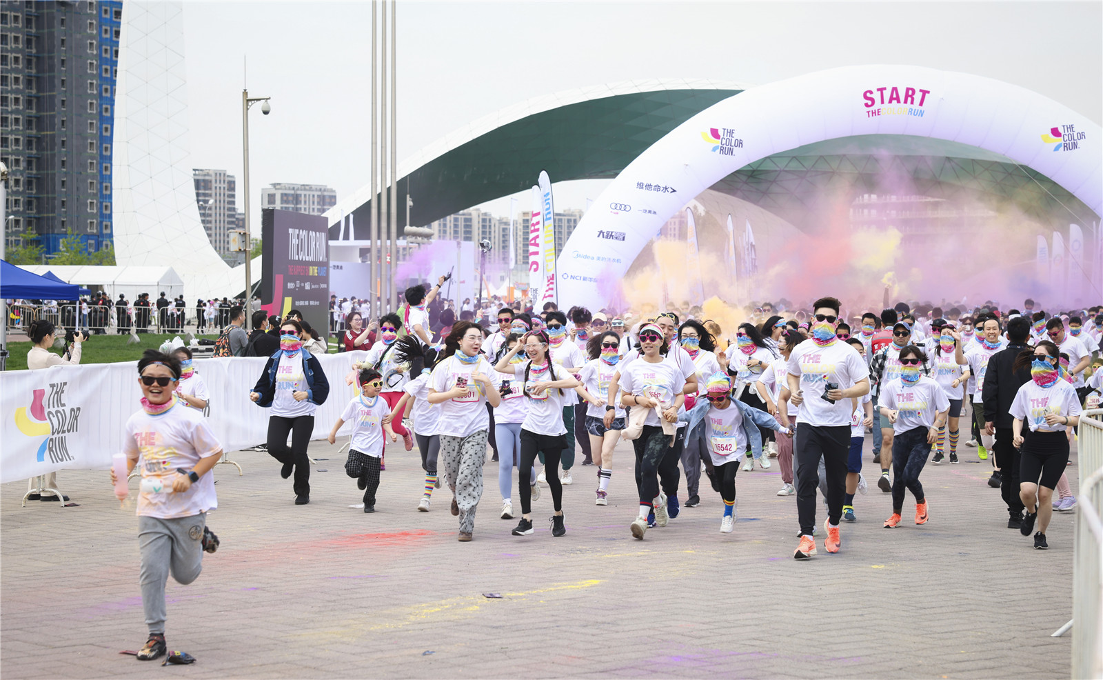 北京德威师生和家长参加2024年彩色跑比赛