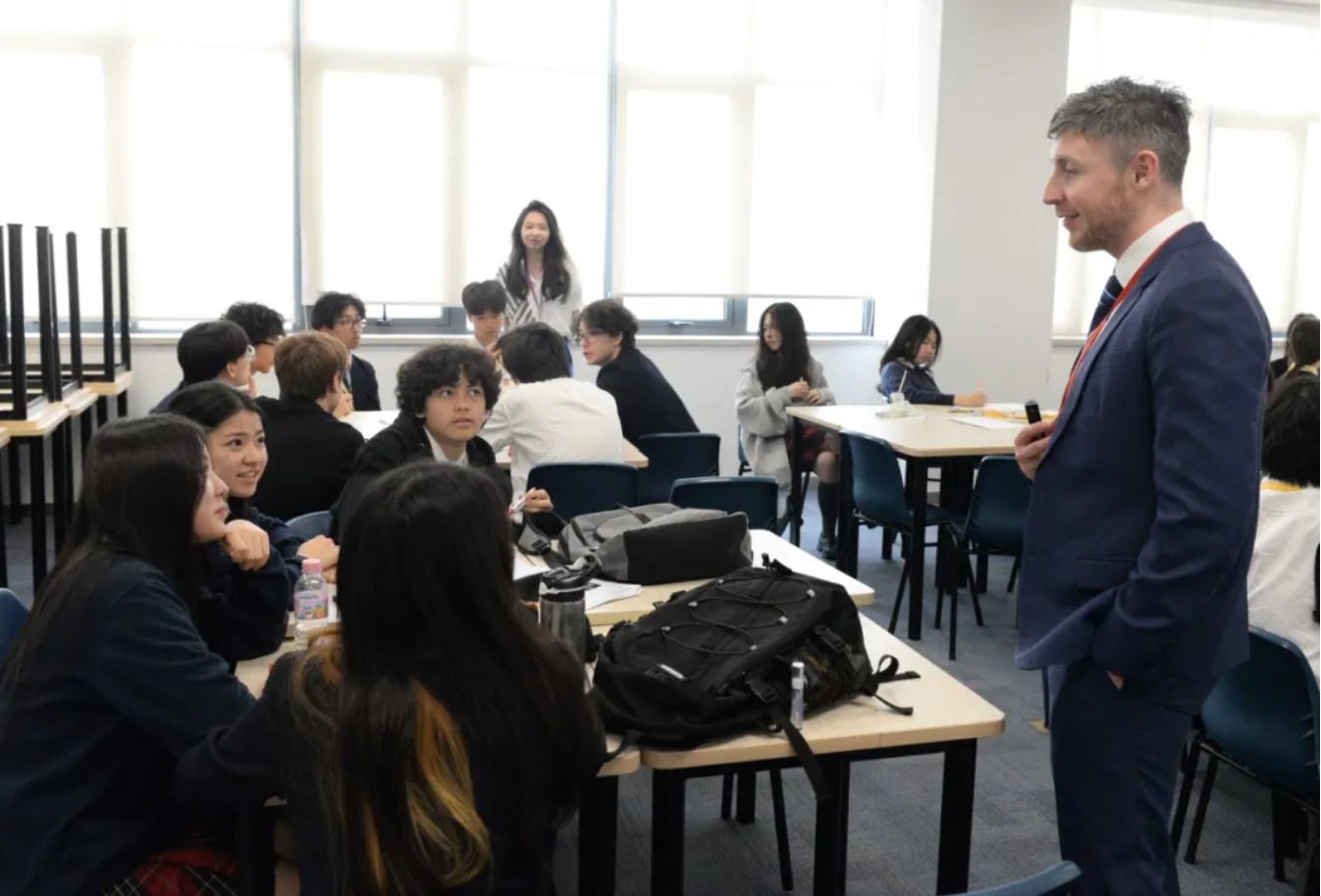 Mr Paterson在与11年级同学讨论IB相关的内容