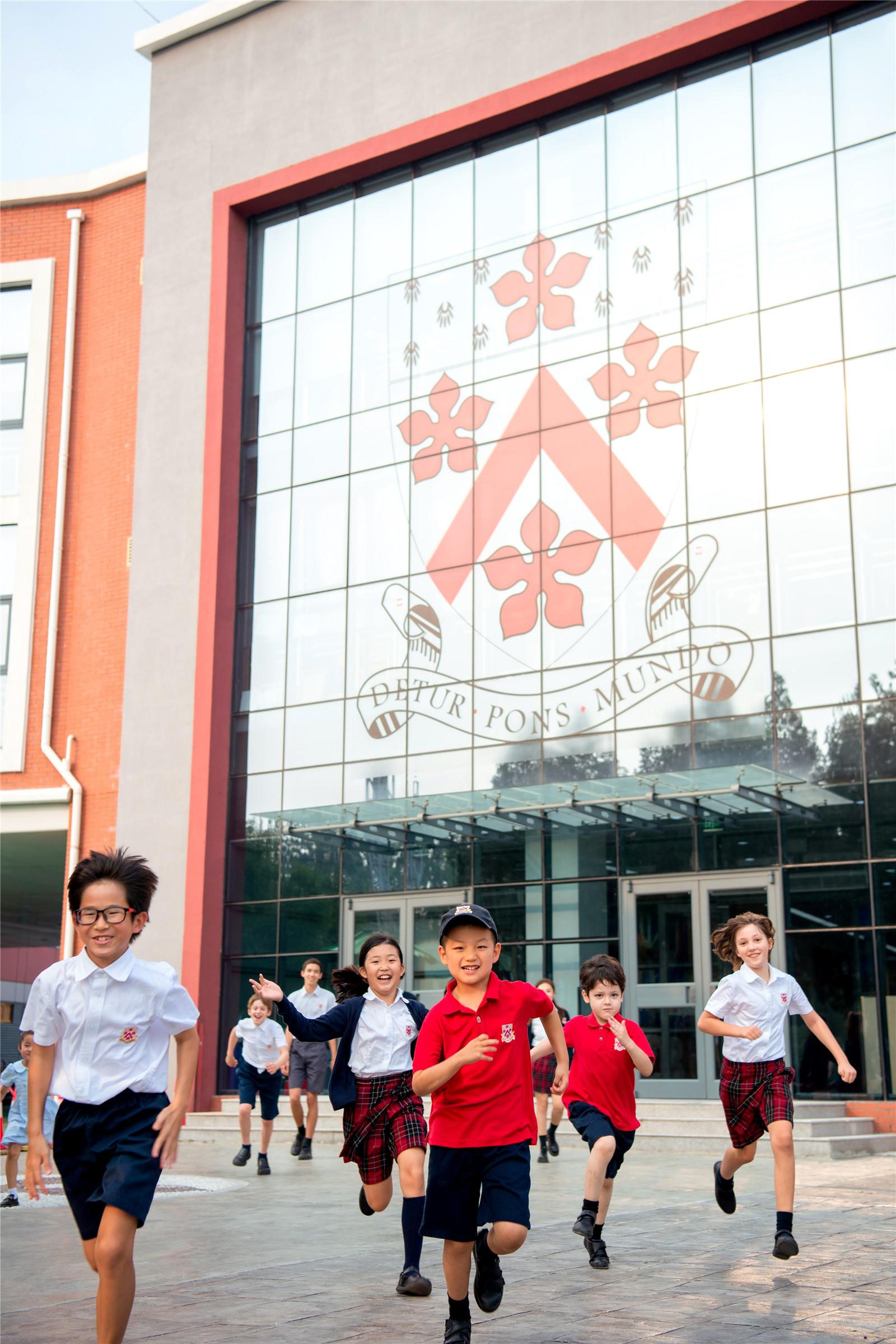 北京德威学生在主楼前