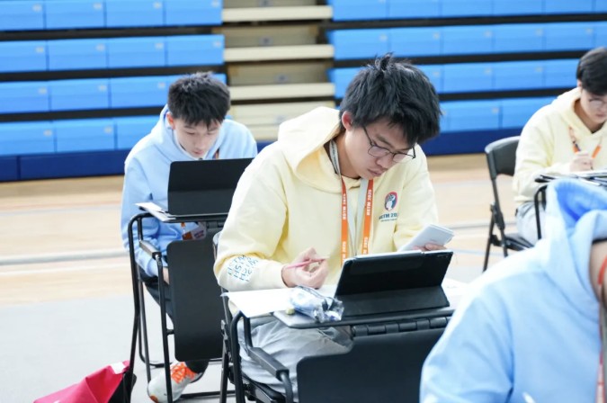 Jake参加2025国际高中数学团体联赛 (HSTM 2025)现场