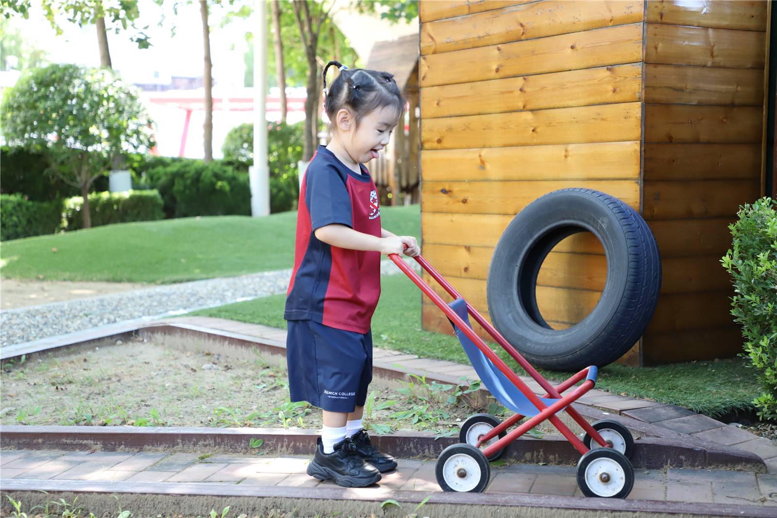 幼儿园学生在户外探索