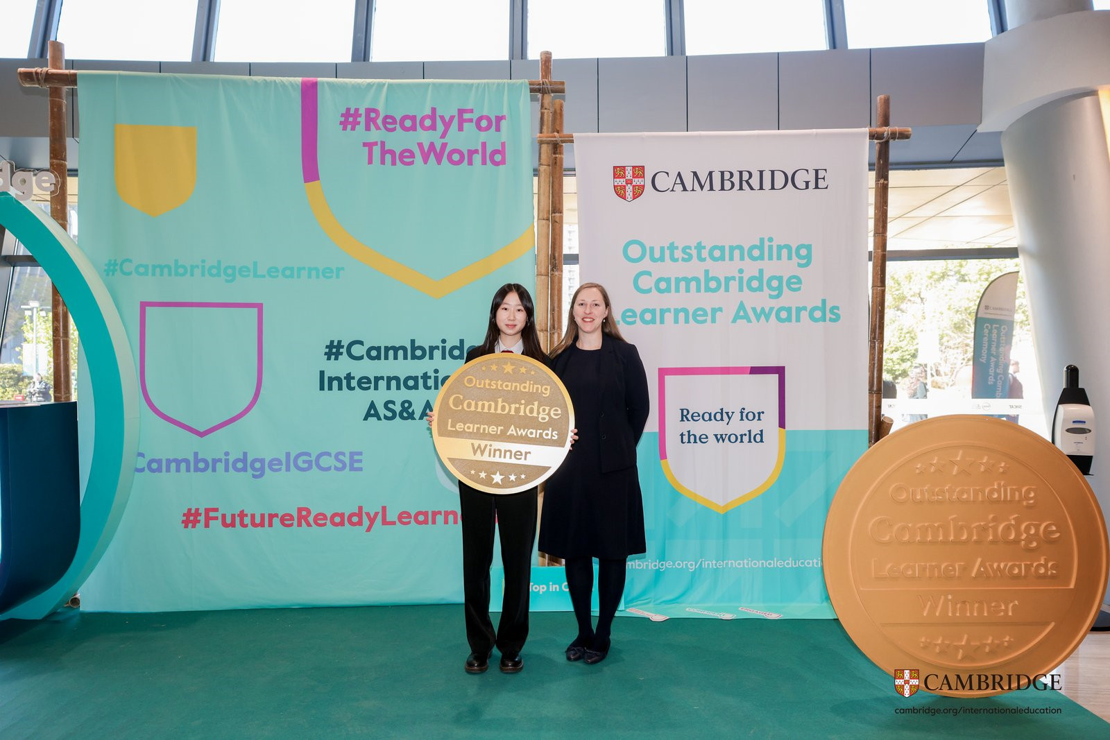 Sharon Shi与Amy在颁奖典礼