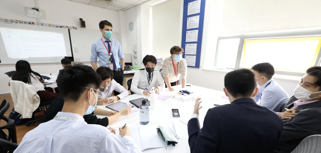 德威坚持对每个学生进行全人教育，帮助他们发掘自身独特潜能