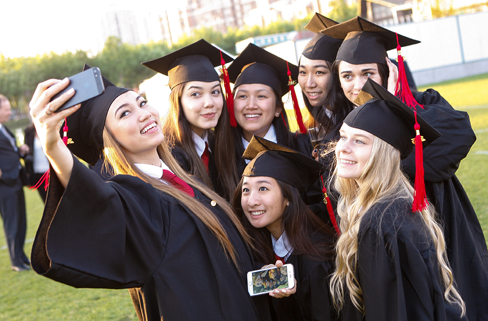 1-6dcs-graduate-ss-ib-1415-selfie-shot-student