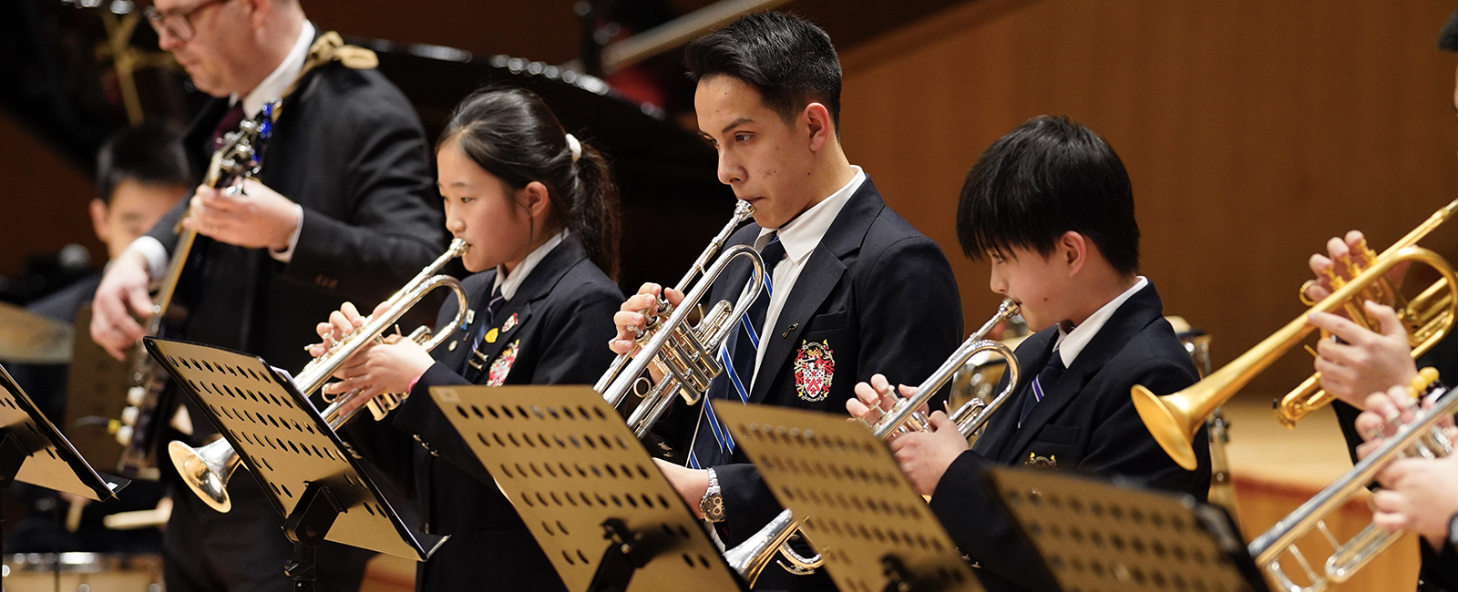 中学生在冬季音乐会上现场演奏