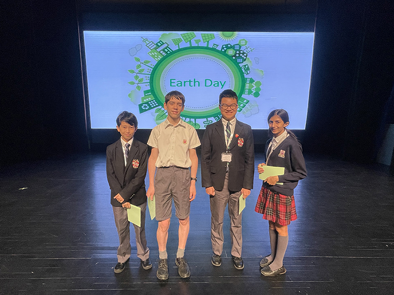 中学部环保小组成员在地球日的可持续发展演讲