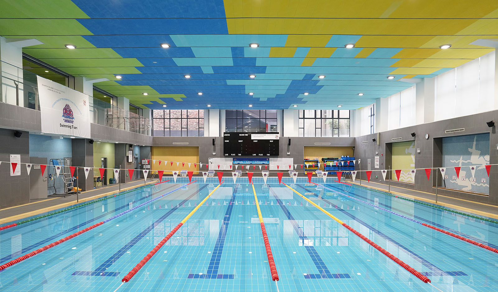 25米长的奥运标准游泳池