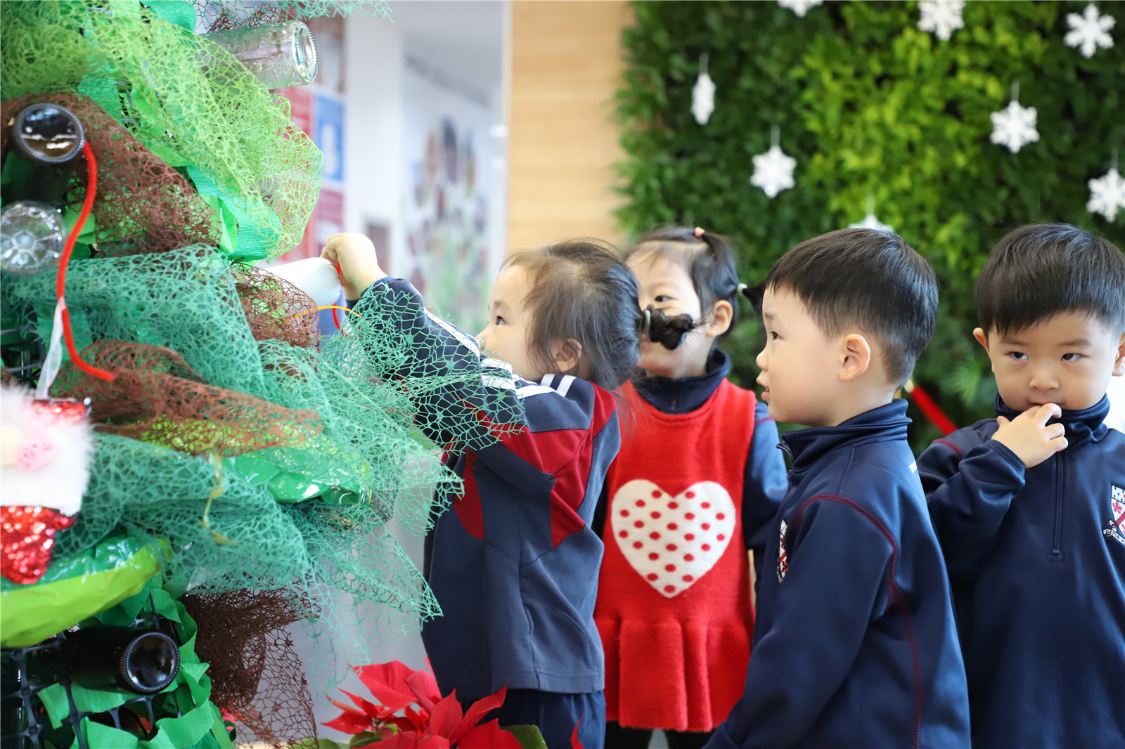 学前部学生制作环保圣诞树