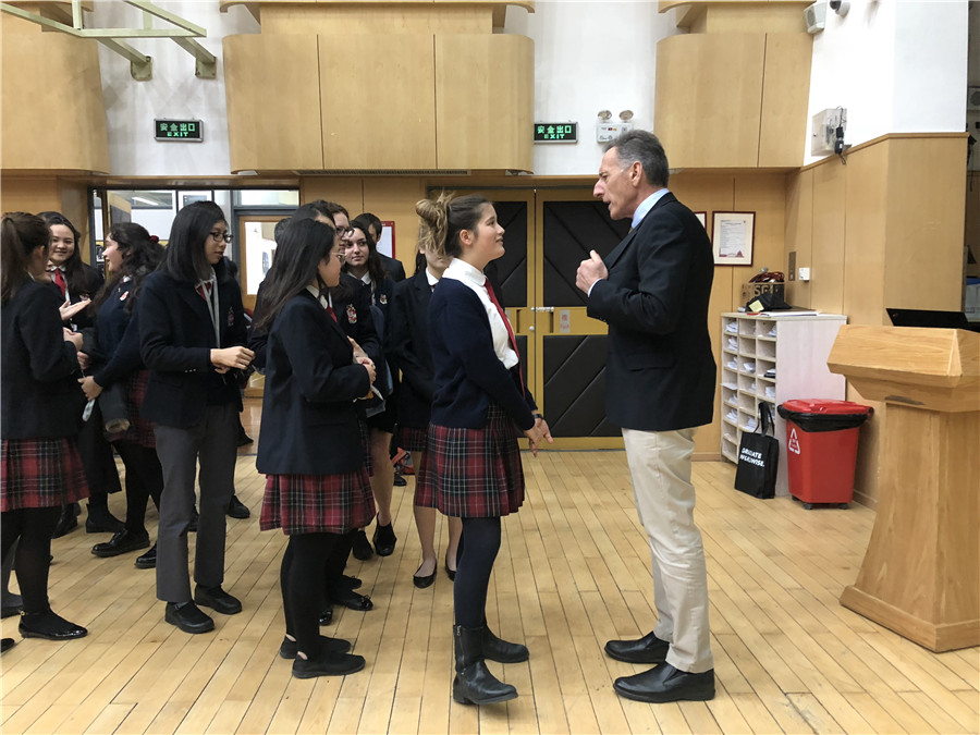 Former US Governor Peter Shumlin talking with students