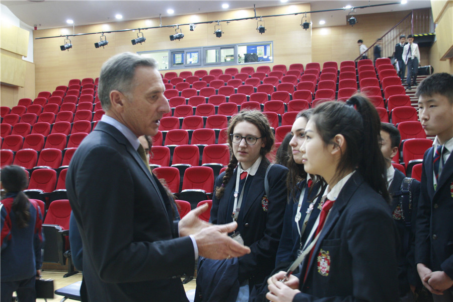 Former US Governor Peter Shumlin talking with students