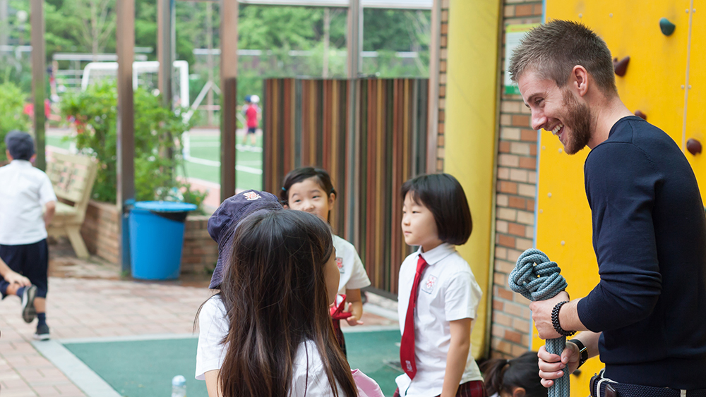 Ash Dykes interacting with our Dulwich College Seoul students