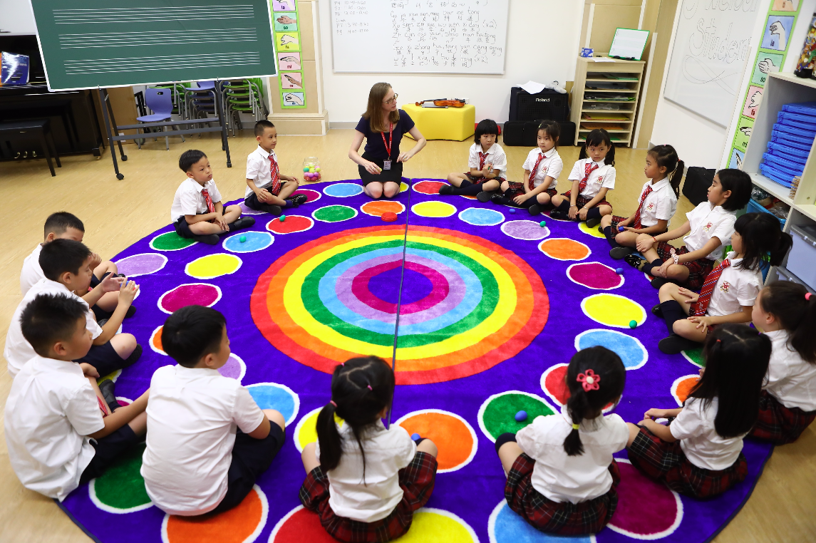 Dehong students listening to their new music teacher