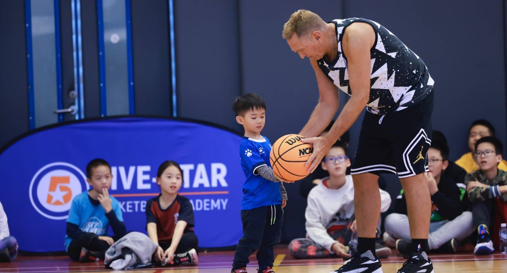 从球场到校园:NBA和CBA职业球员教练为北京德威的年轻球员带来启发