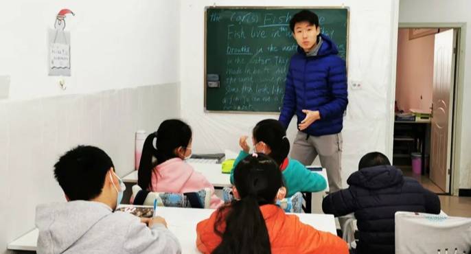 他在别墅区长大,却为“城中村”儿童做了一件事,美国顶级高校伸来橄榄枝