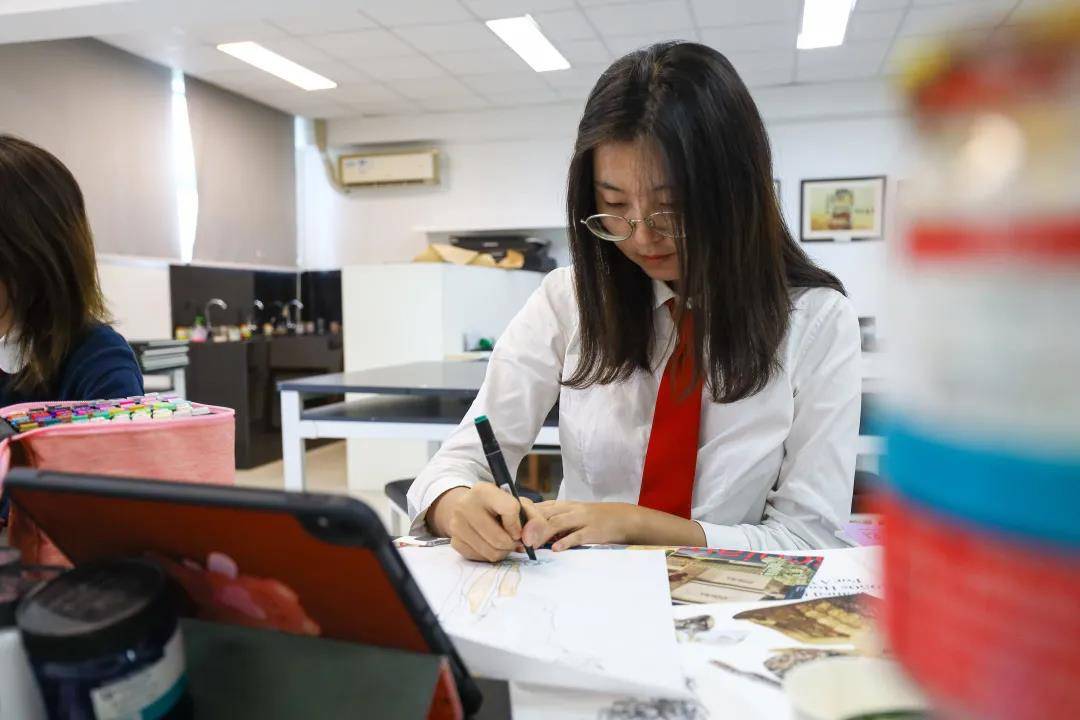 Chasing her Dream in Arts in the Variable World