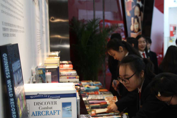 德威图书周及跨文化文学节,为学生的校园生活增添色彩 | Dulwich Book Fair&Literary Festival