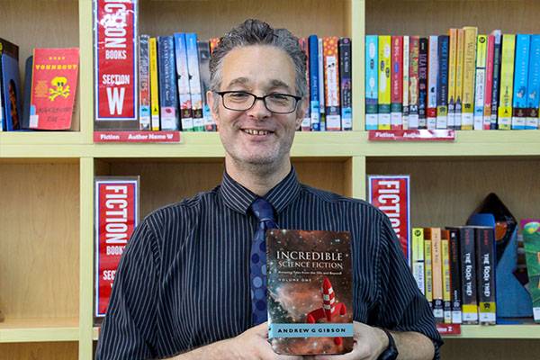 摄影师及图书馆助理Gibson先生出版科幻小说|Mr Gibson Publishes Science Fiction Book