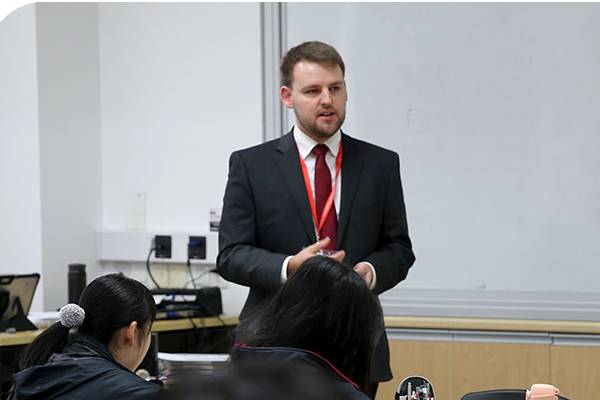 苏州德威国际高中经济组组长解读学生为何热衷学商科