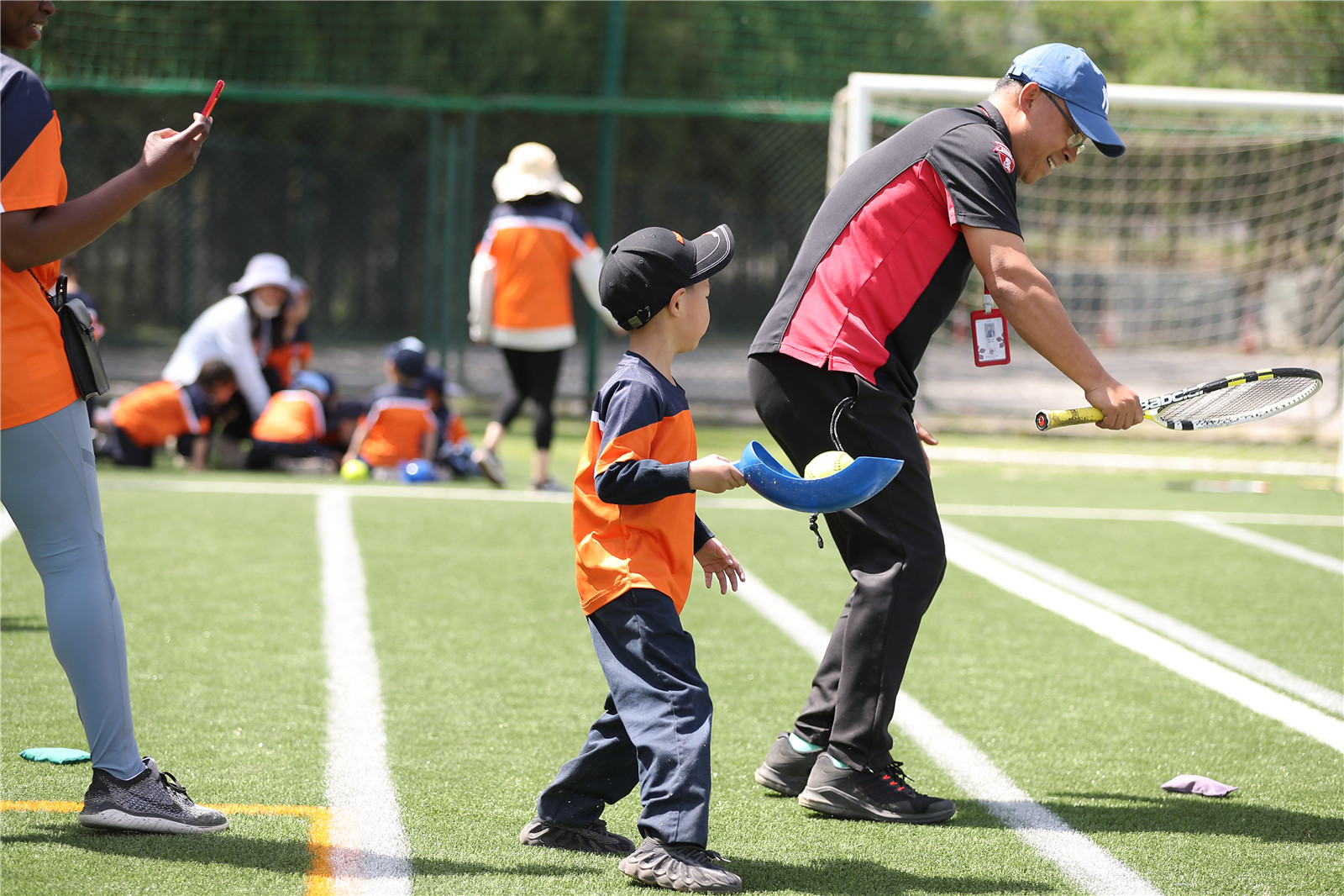Oliver Du teaching students sports