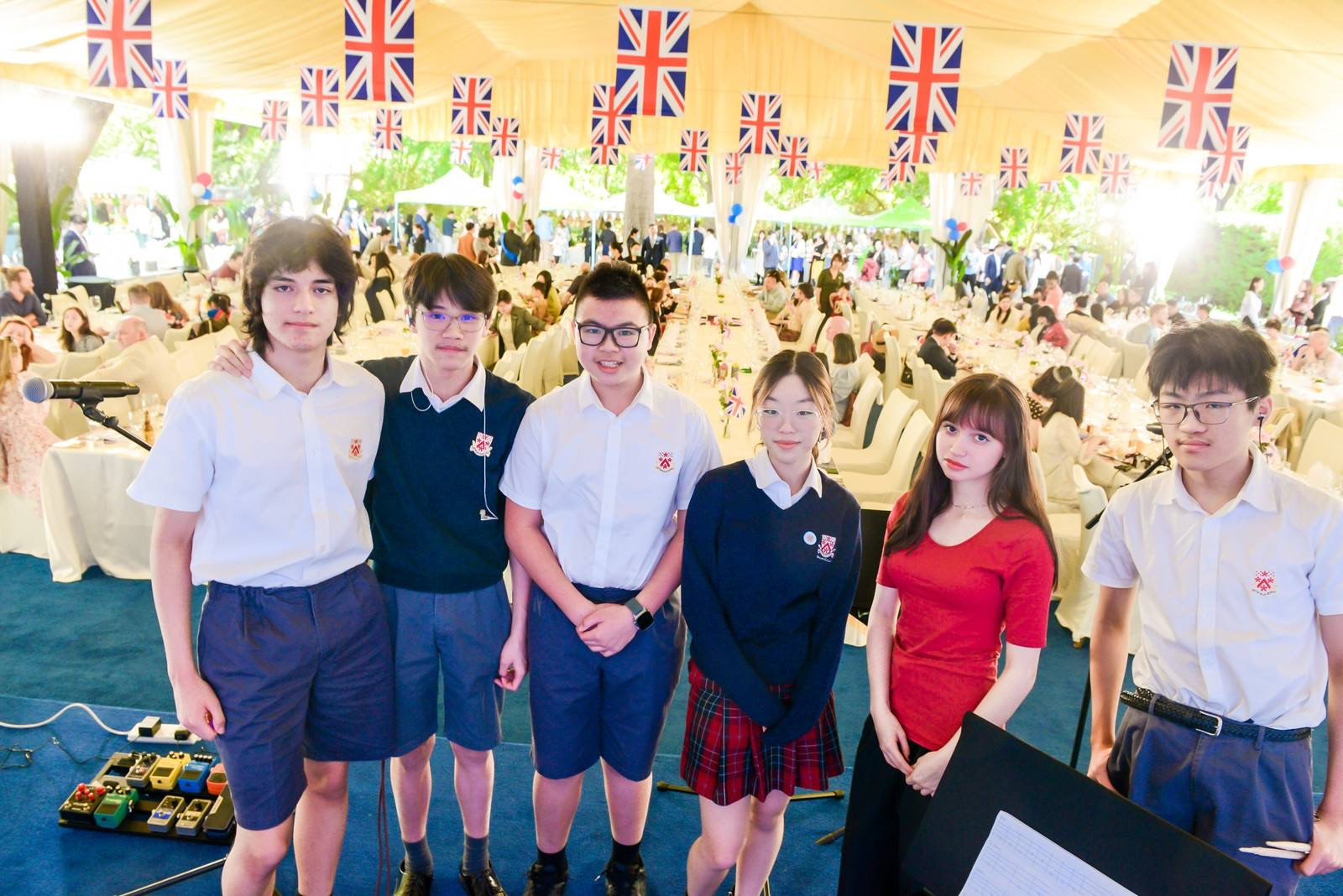学生乐队成员合影