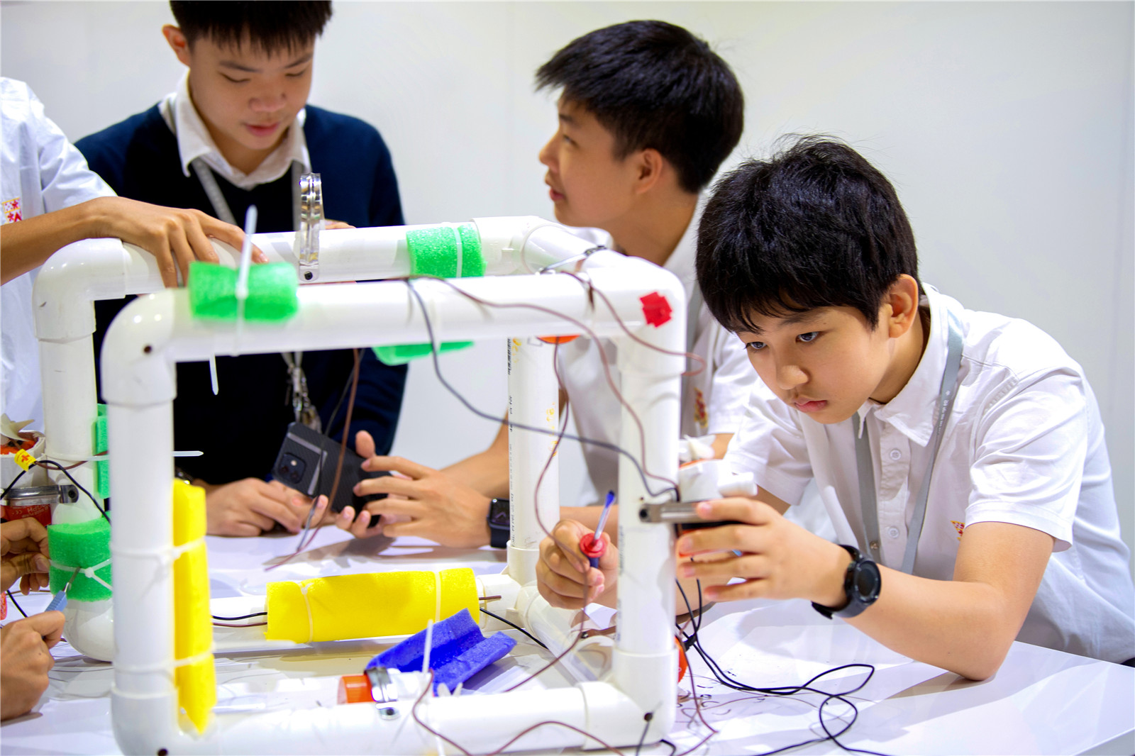 学生们在课堂上动手学习
