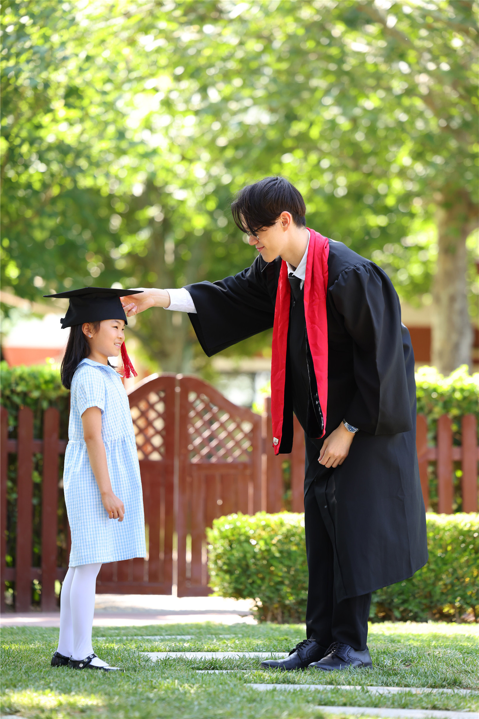 毕业生和幼儿园学生