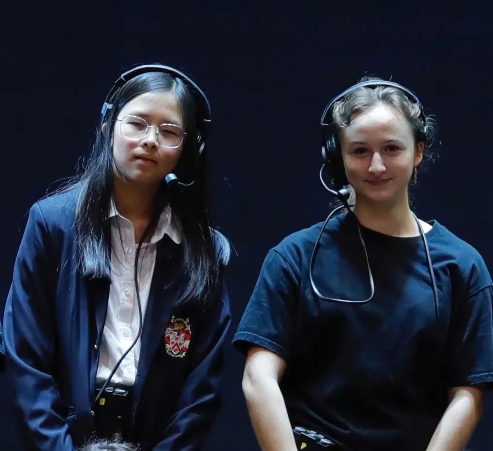 两位舞台监督: Youyou Y (Year 10) and Camille D (Year 11)