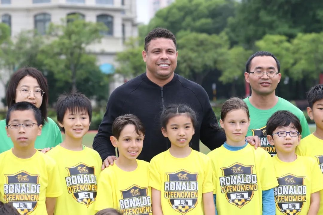 Brazilian football legend, Ronaldo Luis Nazario de Lima, coaches Dulwich students