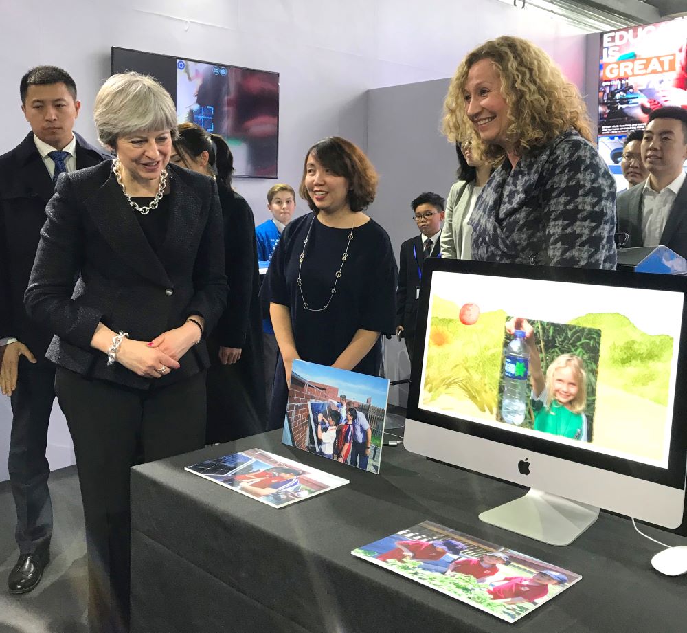 英国首相特蕾莎梅与学校校长Caroline Taylor