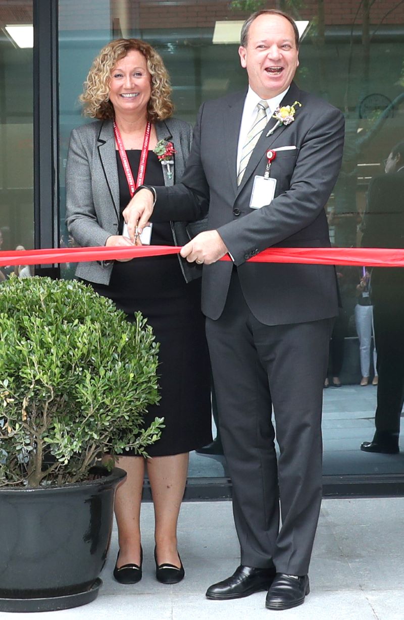 首席执行官 Christian Guertler与学校校长Caroline Taylor剪彩