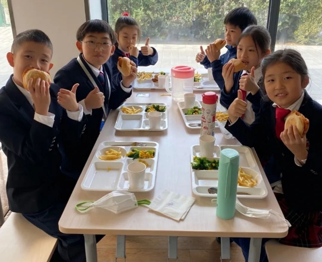 小学部学生为食堂引入植物肉和素食的选项