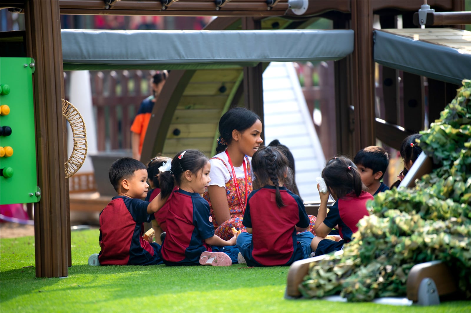 学前部学生在户外课堂