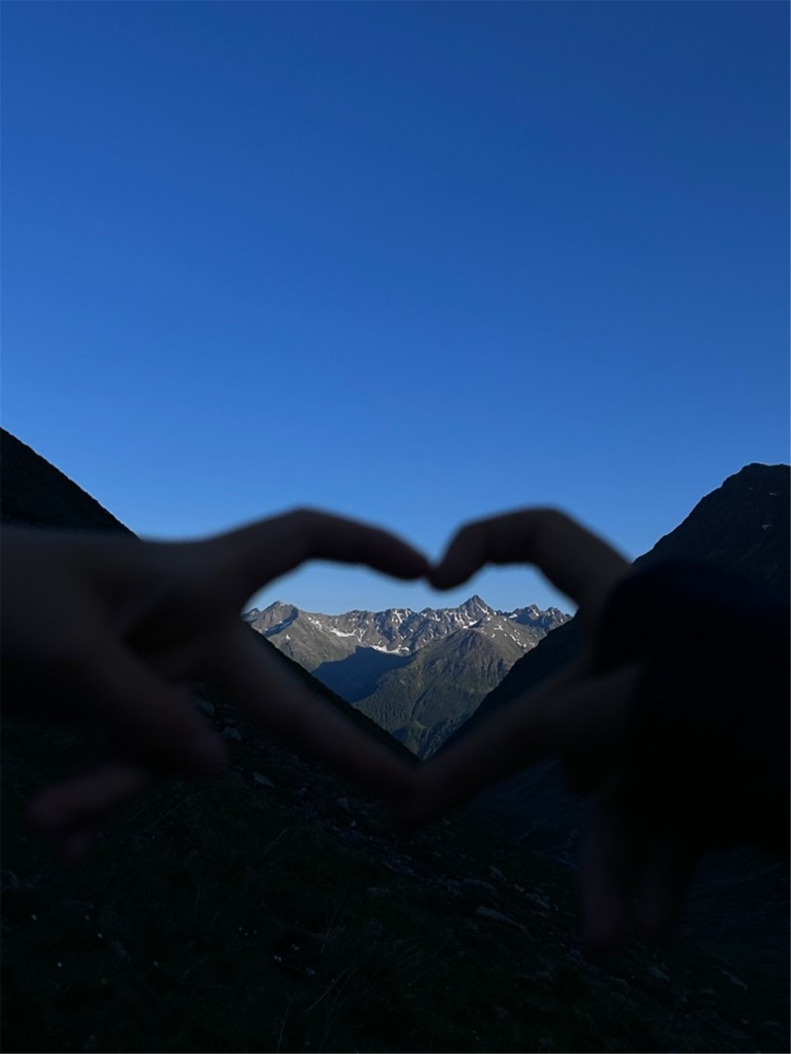 在高山上的小屋里度过的夜晚,周围是雄伟的景色和点缀在夜空中的耀眼的星星