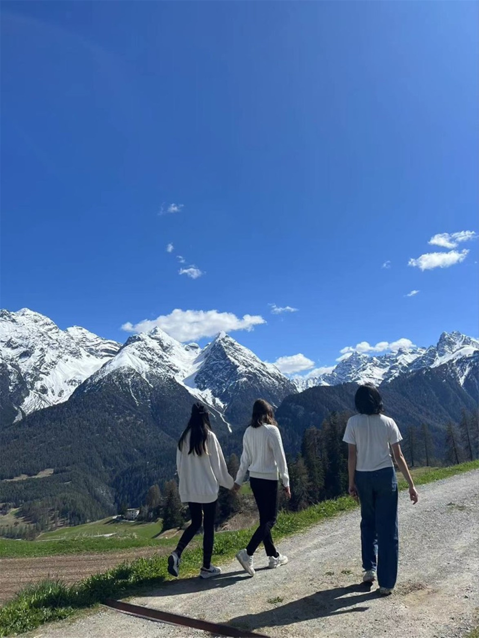 Hannah,Kalli,首尔的Ianne。走在我们学校前面的路上。