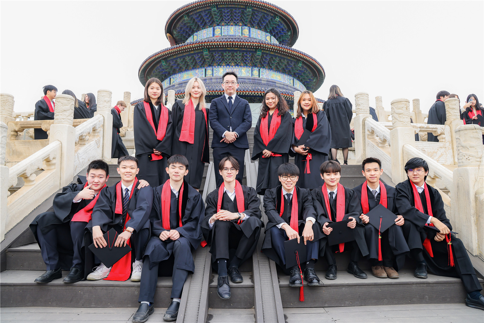 Nik Tanner和老师同学们的毕业典礼合影