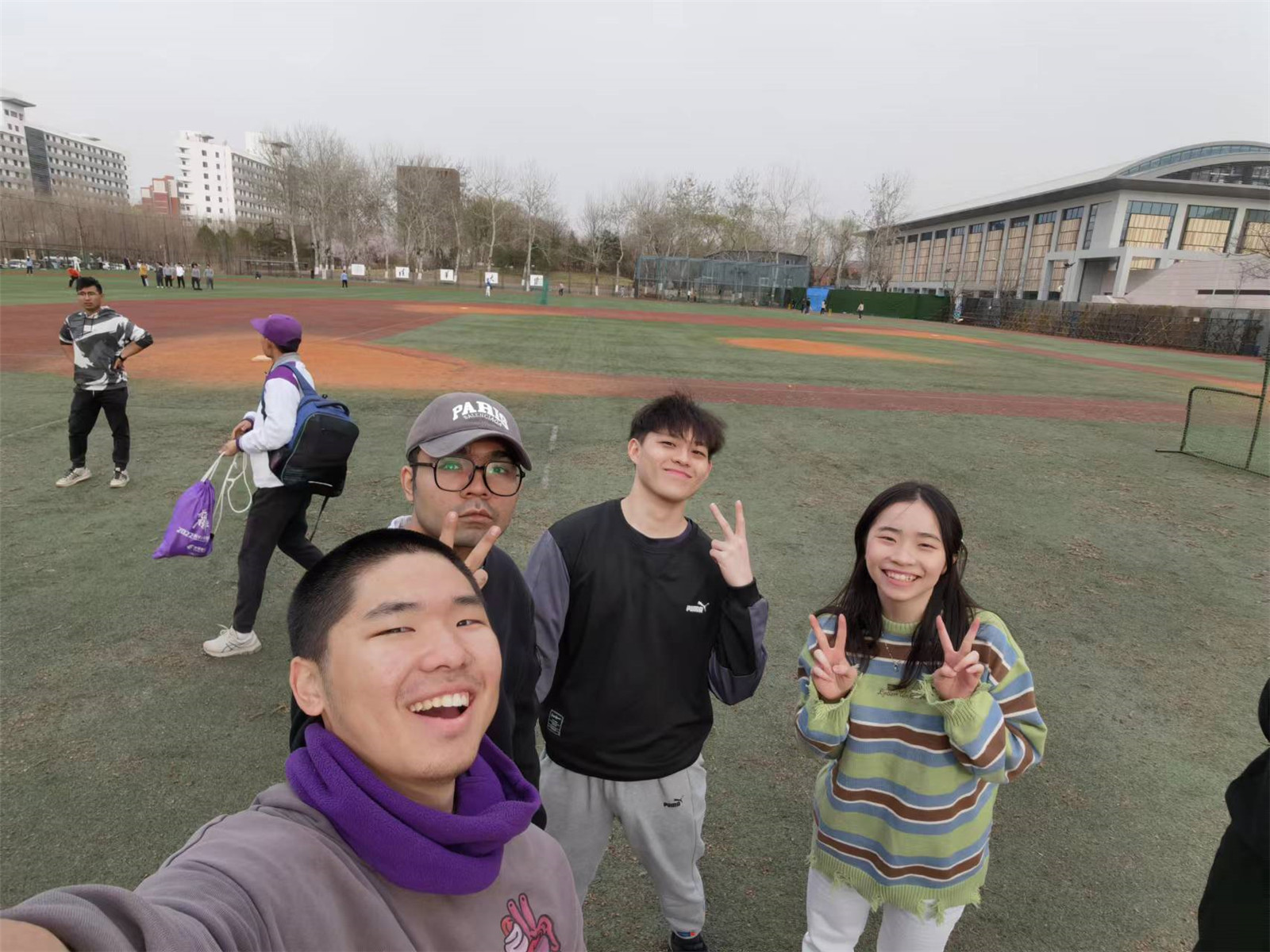 Michael和大学朋友一起锻炼