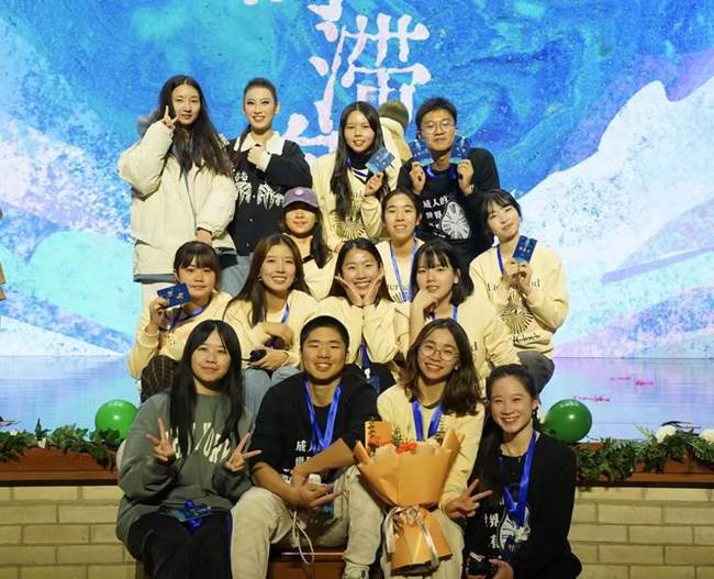 指导年度学生展示会的团队