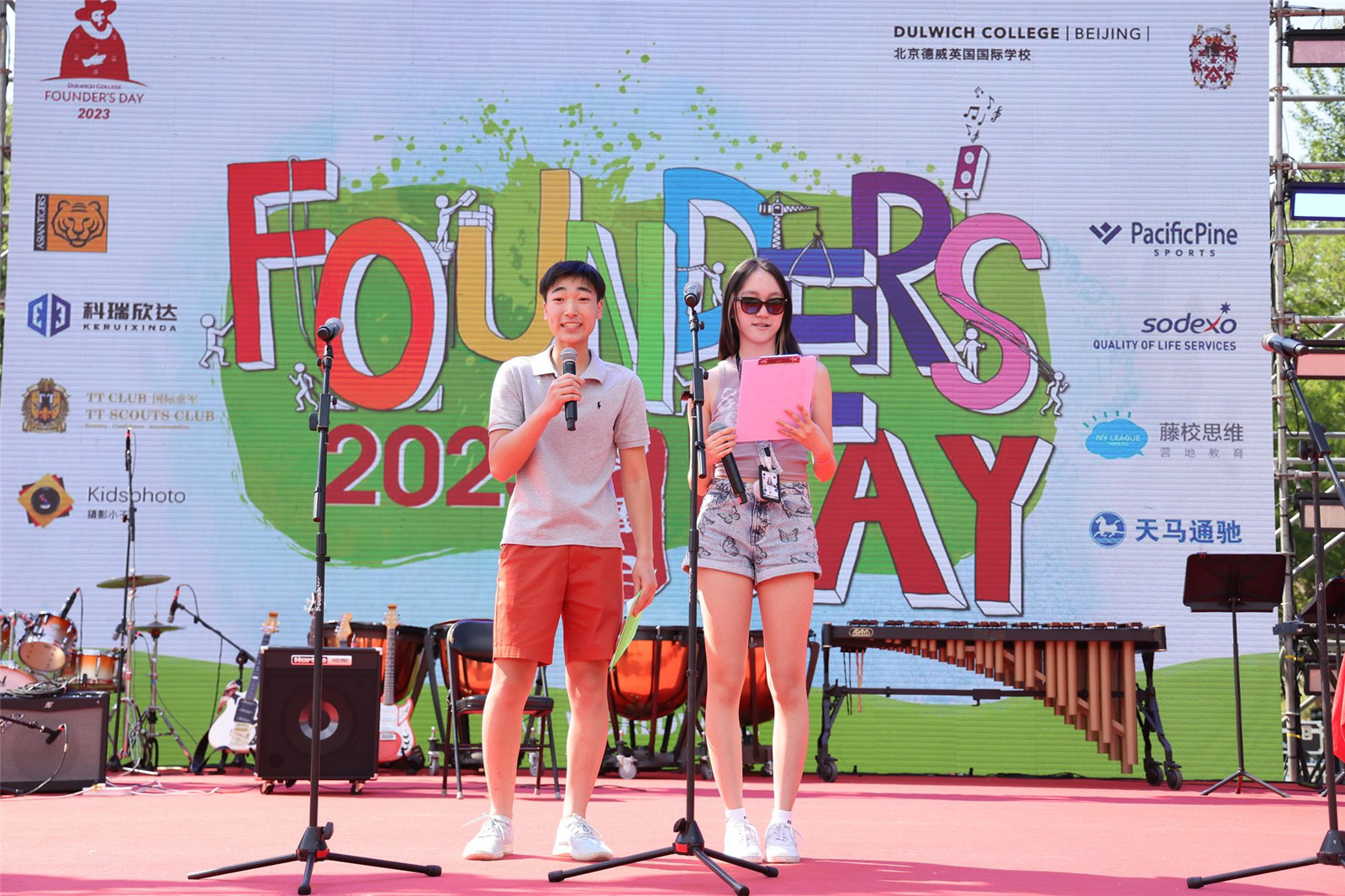 男学生领导Aidan S 和女学生领导Eudora Y 主持2022-23学年的创建日