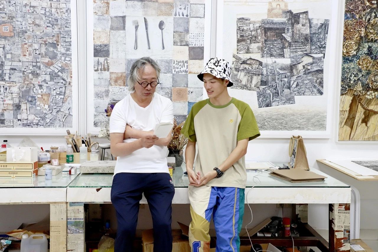 Photo with his first teacher in woodblock printing